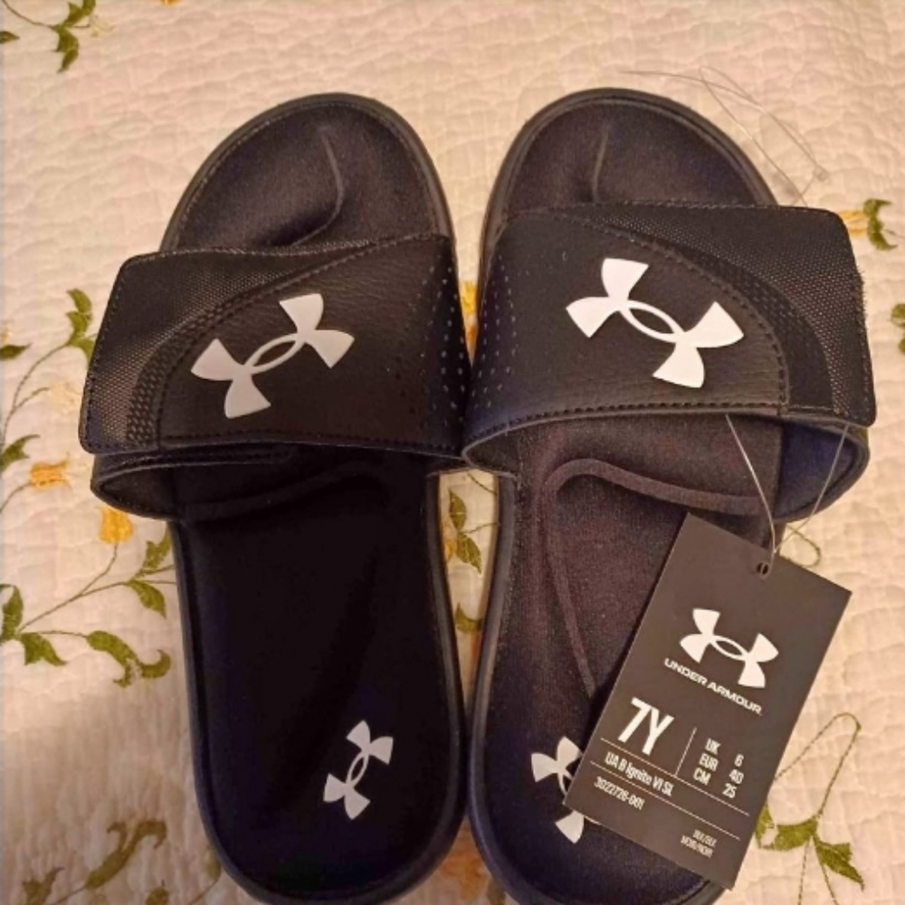 Under armor youth size 7 slides